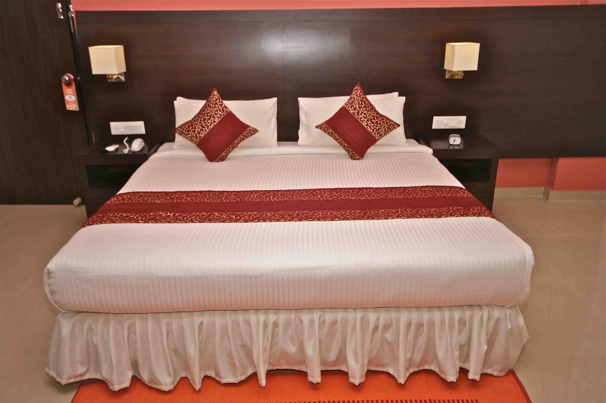 Treebo Trend Sterling Suites Inn Bangalore Exterior foto